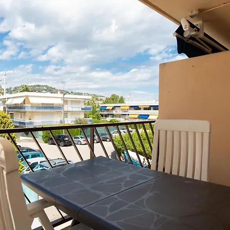 Beautiful With Terrace Palm Beach Apartmán